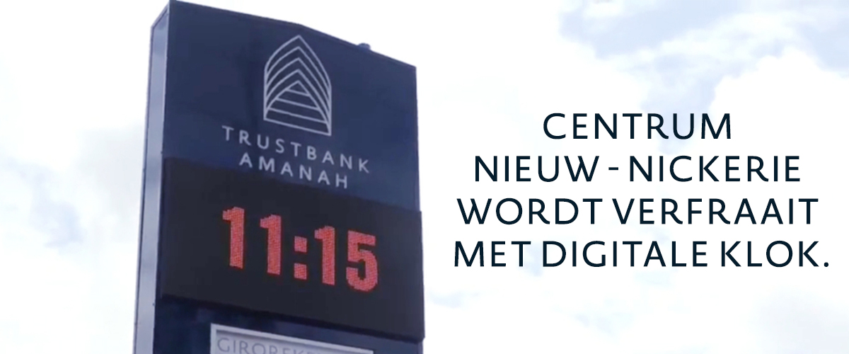 Trustbank Amanah Centrum Nieuw - Nickerie wordt verfraait met digitale klok.